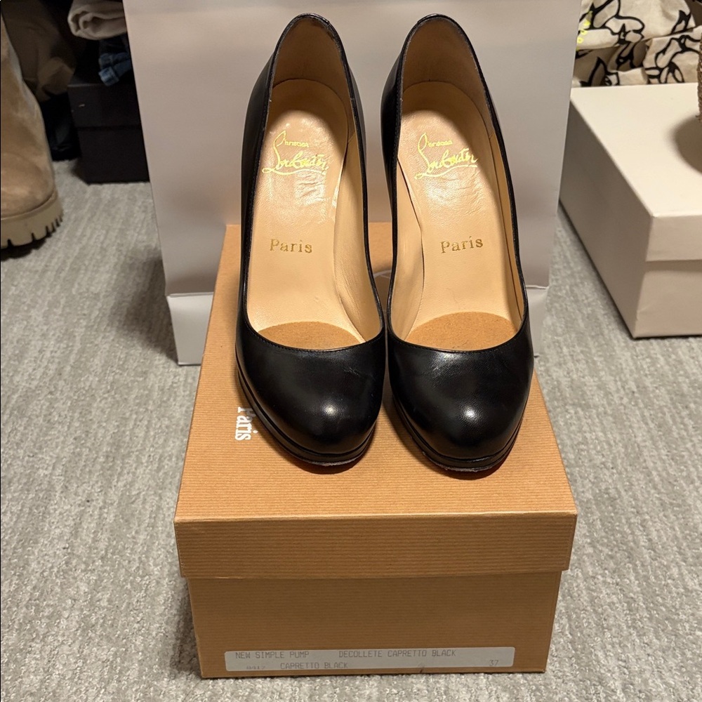 Christian Louboutin Classic Décolleté Carpetto Black Heels